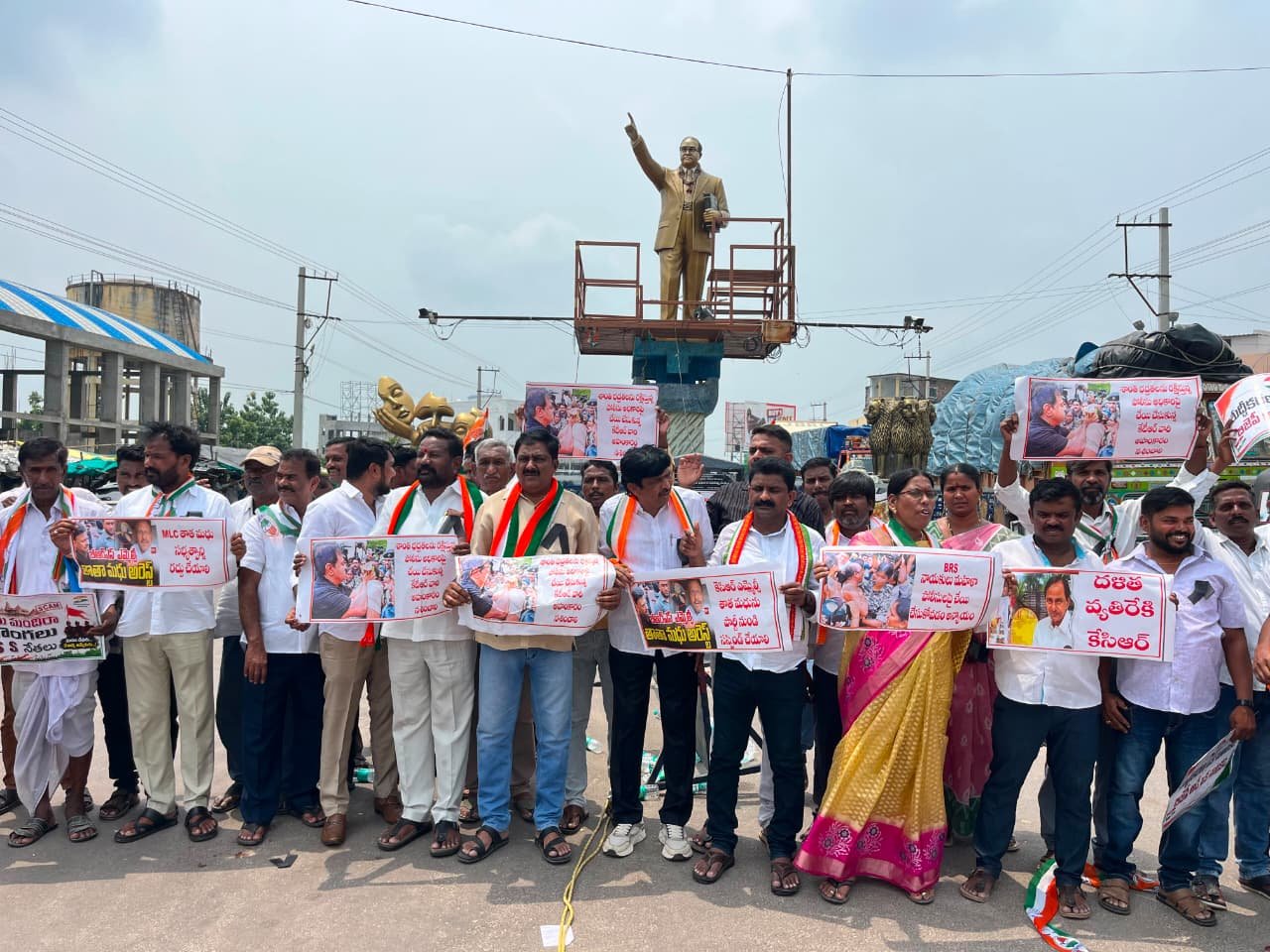 వర్ధన్నపేట అంబేద్కర్ సెంటర్ లో బీజేపీ, బిఆర్ఎస్ పార్టీలు దళిత వ్యతిరేక వైఖరిపై భారీ రాస్తారోకో లో పాల్గొన్న జిల్లా అధ్యక్షుడు అయూబ్